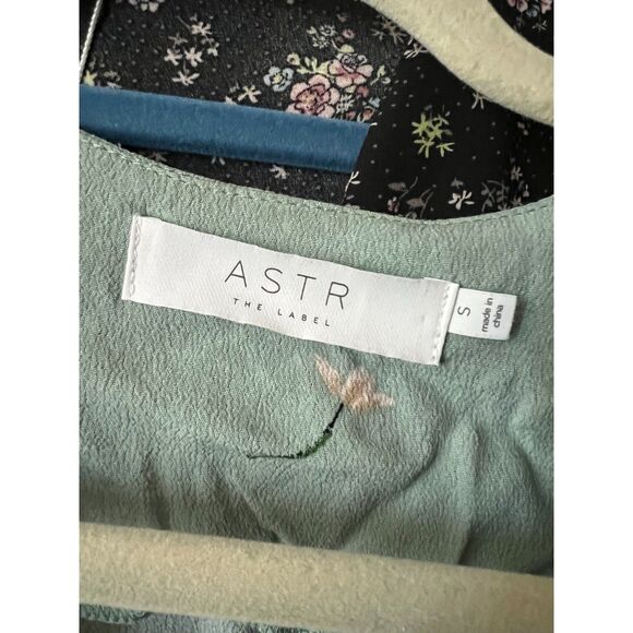 ⭐️3️⃣ for $20 ⭐️ ASTR the label button wrap floral top size small - Picture 4 of 5